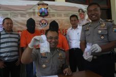 Warga Sidoarjo Edarkan...