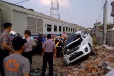 Mobil dan Motor Dihantam...