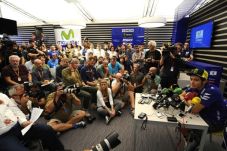 2017, Rossi Pertimbangkan...