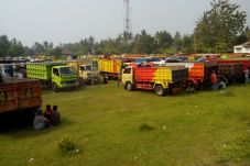Ratusan Sopir Truk Pengangkut...