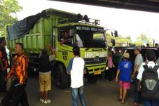 Truk Sampah Melintas...