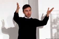 Desainer Raf Simons...