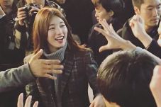 Suzy Bae Berikan Pelukan...