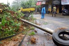 Awas! Jalan Tembus Tawangmanu-Sarangan...