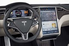 Bos Tesla Kecam Pengemudi...
