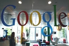 Google Berencana Produksi...