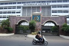 Kejagung Periksa Kesbangpol...
