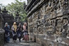 Kembangkan Wisata Halal,...