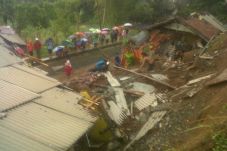 Tanah Longsor Timpa...