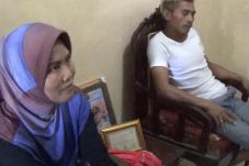 Berambut Putih, Anggota...