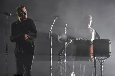Teror Paris, U2 Batalkan...