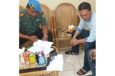 Polisi dan TNI Serahkan...