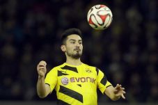 Gelandang Dortmund Masuk...