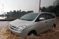 Mobil Terabas Banjir,...