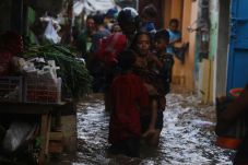Banjir Surut, Ratusan...