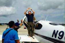 TNI Lepaskan Pilot AS...
