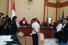Margareta Lempar Batu...