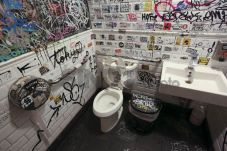 Takut Pakai Toilet Umum?...
