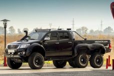 Toyota Hilux dengan...