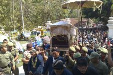 Ribuan Masyarakat Iringi...