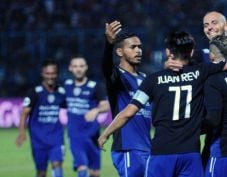 Bekuk Sriwijaya FC,...