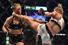 Tendangan Holly Holm...