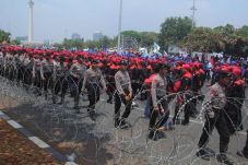 Konvoi Buruh, Jalan...