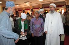 KH Hasyim Muzadi: Hentikan...