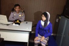 Aniaya Anak, Ibu Muda...