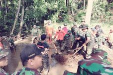 Ujang Korban Longsor...