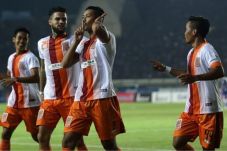 Hadapi Persib, Pelatih...