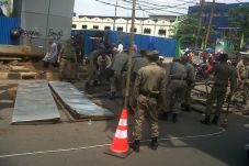Baliho Raksasa di Depan...