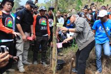 Iwan Fals Dukung Bupati...