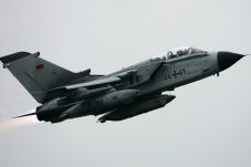 Kirim 6 Pesawat Tornado,...