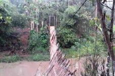 Jembatan Gantung Putus,...