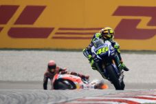 Rossi Tidak Akan Berhenti...