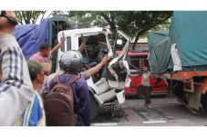 Sopir Truk Ini Terjepit...