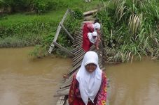 Mereka Terpaksa Melewati...