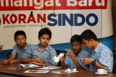 Anak-anak Membuat Robot...