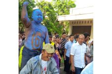 Ratusan Warga Karawang...