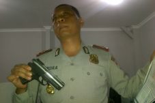 Pamer Pistol Dekat TPS,...