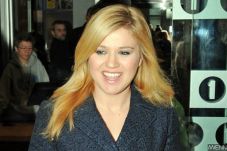 Kelly Clarkson Buat...