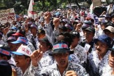 Acuhkan Larangan Menpan,...
