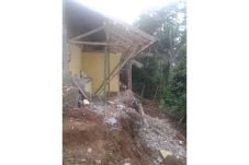 Dua Rumah Nyaris Ambruk...