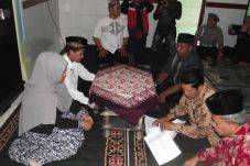Pasangan Mahasiswa Pembuang...