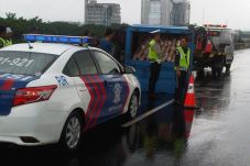 Mobil Boks Terguling...