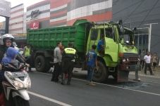 Truk Tabrak Truk, Sopir...
