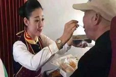 Suapi Lansia Cacat di...