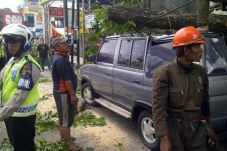 Angin Kencang, Mobil...