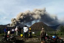 Erupsi Bromo Hantam...